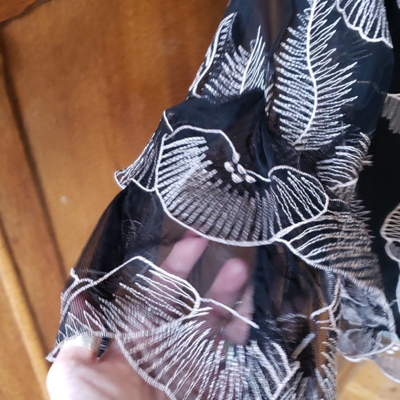 Beautiful embroidered blouse - Picture 3 of 6